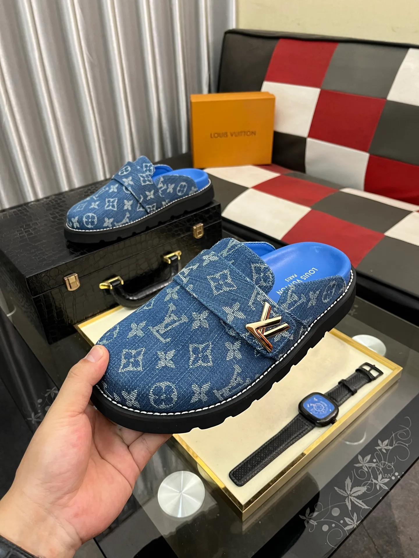 Men's men's shoes 💰420⌚️⌚️lv new Baotou half-slippers winterbreak comfert flat slippers lv letter and monogram floral embellished leather pattern, with sheepskin lining, suitable for indoor and outdoor wear. The water table is made of high-density foam material, which is light and comfortable. The sole has a certain thickness and the anti-aging effect is also good! Premium size: 38-444️⃣Colors available